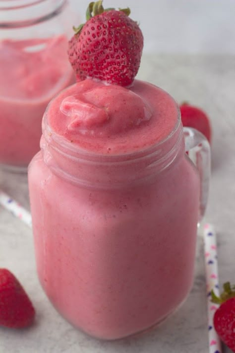 Resep Smoothie, Delicious Smoothies, Smoothies Recipes, Milk Shakes, Strawberry Cream, Smoothie Shakes, Frozen Drinks, Daiquiri, Milkshakes