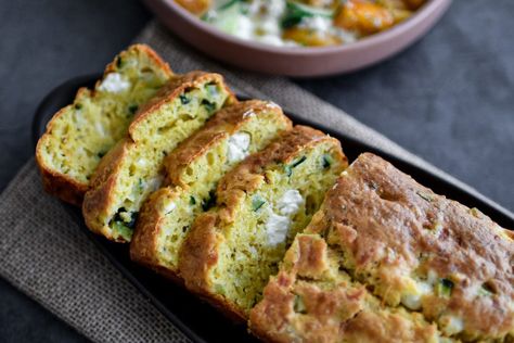 Cake courgette feta & basilic - Adopte un gateau Flan, Cake Courgette Feta, Cake Courgette, Zucchini Feta, Tomate Mozzarella, Healthy Cake, Picnic Food, Culinary Recipes, Batch Cooking