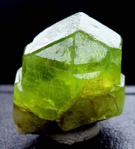 Geology Rocks Mineral, Minerals Crystals Stones, Peridot Color, Peridot Crystal, Peridot Stone, Peridot Gemstone, Green Peridot, Minerals And Gemstones, Rocks And Gems