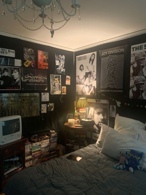 Punk Dorm Room Ideas, Bedroom Colors Aesthetic, Black Walls Room Aesthetic, White Walls Black Ceiling Bedroom, Dark Goth Room Aesthetic, Nerd Room Aesthetic Bedroom, Black Bedroom For Men, Coy3.0 Room, Metal Head Room Aesthetic