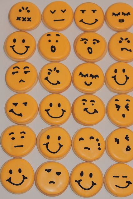 3 Things about me - You never really know how I feel because I'm really good at hiding it. Smiley Face Cookies, Shortbread Cake, Face Cookies, Emoji Cookie, Vanilla Recipes, Emoji Party, Gateaux Cake, Cookies For Kids, Smiley Faces