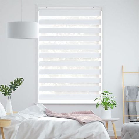 Consejos para la elección de tus cortinas roller. Consideraciones importantes respecto a las cortinas Roller dia noche o duo White Roller Blinds, Cortinas Roller, Cortina Roller, White Blinds, Zebra Blinds, Blinds Design, Blinds Curtains, Plain Curtains, Stylish Curtains