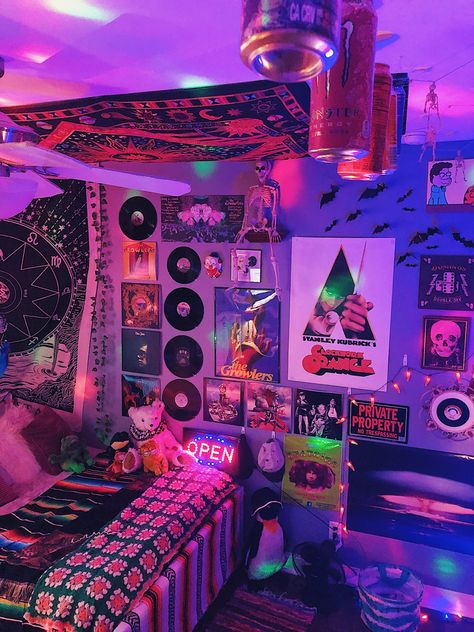 Indie Room Ideas, Grunge Bedroom, Indie Bedroom, Trippy Room, Soft Grunge Outfits, Cool Room Decor, Hippie Room Decor, Hippy Room, Chill Room