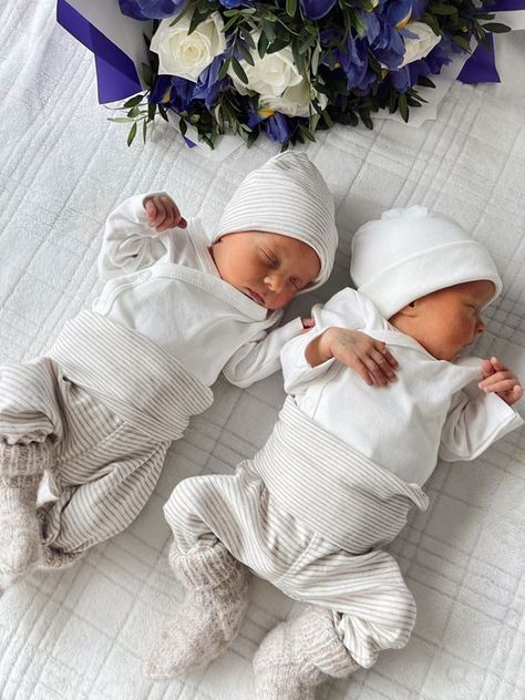 Twin Girls Aesthetic, Twin Bond, Twin Aesthetic, Twin Babies Pictures, Twins Aesthetic, Twin Baby Gear, Newborn Family Pictures, Baby Vision