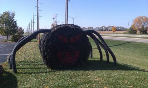 Outdoor Halloween Spider Decoration Hay Bale Decorating Ideas, Hay Bale Art, Fall Yard Decor, Fall Harvest Decorations, Fall Carnival, Spooky Spooky, Halloween Jars, Halloween Spider Decorations, Spider Decorations