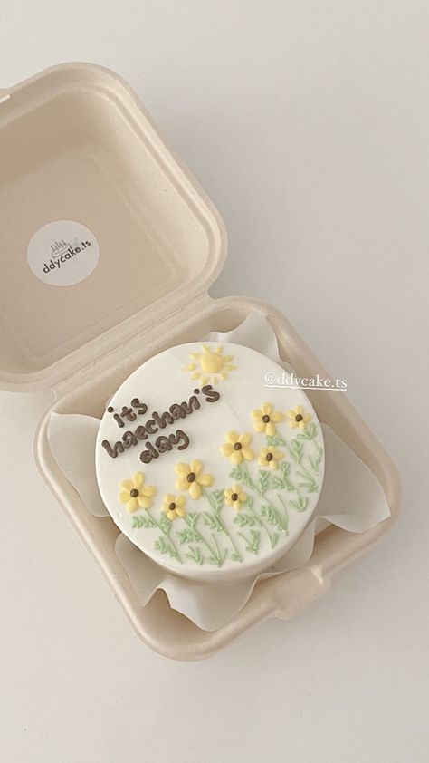 Bento Cake Korea, Cake Hari Guru Aesthetic, Bento Cake Design Aesthetic, Bento Cakes Ideas, Design Bento Cake, Korean Cake Aesthetic, Bento Cake Aesthetic, Korean Bento Cake, Korean Bento