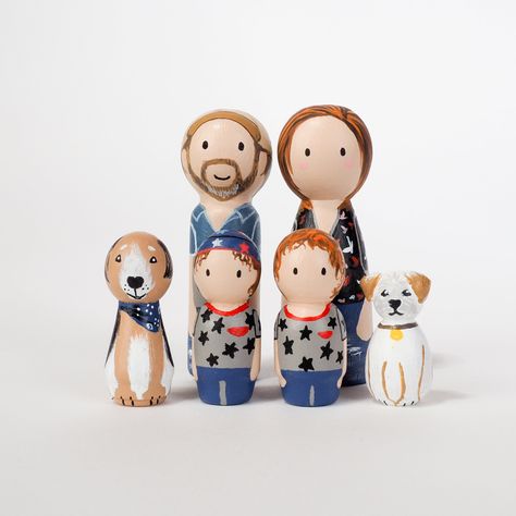 Peg Dolls Family, Diy Stuffies, Family Peg Dolls, Peg Family, Wooden People, Wood Peg Dolls, Peg People, Clothespin Dolls, Doll Family