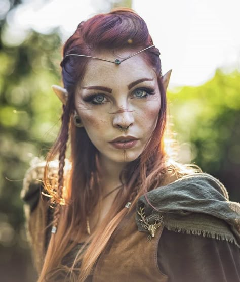 Wood Elf Makeup Tutorial, Elven Warrior Makeup, Elve Cosplay Female, Druid Makeup Elves, Forest Elf Hairstyles, Fairy Warrior Costume, Elfish Makeup, Druid Costume Female, Renn Faire Makeup