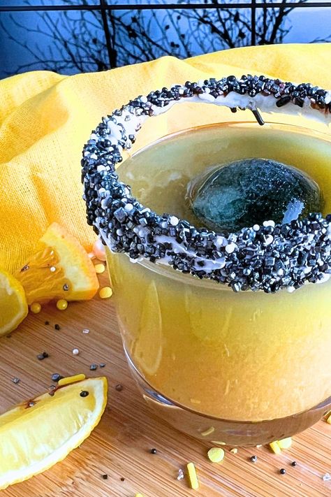 Lunar Lemonade Eclipse Punch For Kids - Fun eclipse party recipes! Make this moon lemonade drink for your lunar eclipse party, solar eclipse party drinks or for galaxy drinks for kids party themes #solareclipse #lunareclipse #eclipseparty #partydrinks #kidsdrinks #punch Drinks For Kids Party, Eclipse Themed Food, Punch For Kids, Fun Kids Drinks, Solar Eclipse Party, Eclipse Activities, Drinks Lemonade, Party Menu Ideas, Drinks For Kids