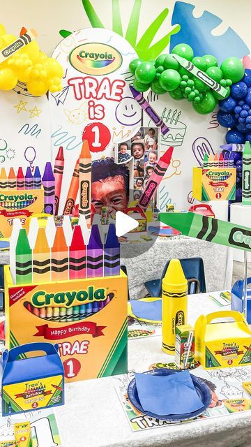 Crayons Party Ideas, One Birthday Balloons, Crayola Party, Crayola Birthday Party, Crayon Party, Holiday Kids, Crayola Crayons, Kids Table, Kid Table