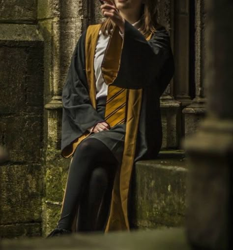 Hufflepuff Student Aesthetic, Hufflepuff Aesthetic Outfits, Hufflepuff Cosplay, Hufflepuff Core, Poppy Sweeting, Hufflepuff Uniform, Hufflepuff Students, Hufflepuff Outfit, Hogwarts Uniform