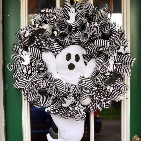 Ghost Wreaths For Front Door, Diy Halloween Door Wreaths, Halloween Wreaths Ideas, Harry Potter Wreaths, Haloween Wreathes, Horror Movie Wreath, Ghost Wreath Diy, Swag Wreaths For Front Door, Ghost Wreaths