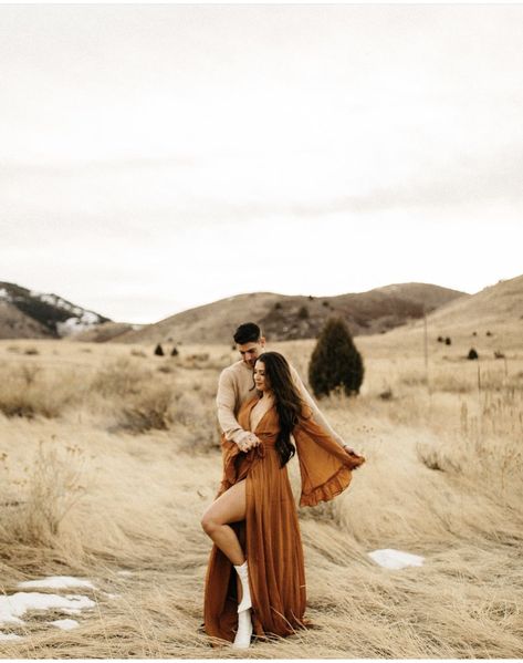 Pre Wedding Shoot Western Dress, Couple Poses Western Dress, Formalite Dress, Western Boho Couple Photoshoot, Western Themed Couple Photoshoot, Vaquero Couple Photoshoot, Photoshoot Fits, Pose Prewedding, Couple Pose Ideas