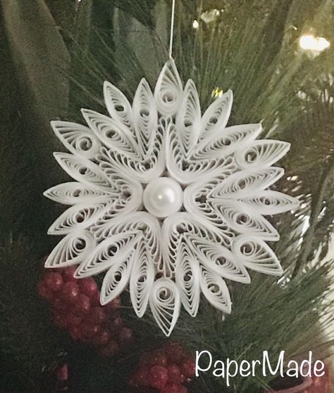 Desain Quilling, Christmas Snowflakes Ornaments, Origami And Quilling, Paper Quilling Jewelry, Quilling Work, Quilling 3d, Quilling Christmas, Quilled Paper Art, Paper Quilling Patterns