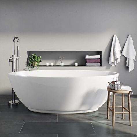 Which bathroom tap should you choose ... Small Freestanding Bath, Built In Bath, Freestanding Bath Taps, Wall Mounted Taps, Master Bathrooms, Loft Interior, Standing Bath, Attic Renovation, Freestanding Bath