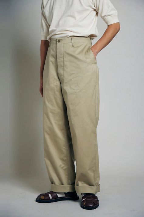 Looking to classic WW2 US military pant styles for inspiration and heavily based off the original M-41 chino, these 100% cotton chinos have a high, comfortable rise, a darted back and welt pockets.  Made in Japan using a densely woven 2-ply yarn to ensure durability and a smoother finish, this specially developed cotton fabric is heavily inspired by the cloth used by the United States Military West Point Academy, the oldest military academy in the US. Baker Pants Uniqlo Outfit, Chino Pants Outfit Men, Mens Khaki Pants Outfit Casual, Chino Pants Men Outfits, Vintage Pants Men, Khaki Pants Outfit Men, Detachable Collar Shirt, Uniqlo Outfit, Khaki Pants Outfit