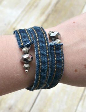 Make something old into something new with this upcycled Denim DIY Wrap Bracelet tutorial. Learn how to make a bracelet out of the seams of an old pair of jeans and rock your own memory wire wrap bracelet! Upcycled Denim Diy, Artisanats Denim, Wrap Bracelet Tutorial, Denim Bracelet, Diy Jewelry To Sell, Wrap Armband, Memory Wire Wrap Bracelets, Diy Jewelry Holder, Diy Armband