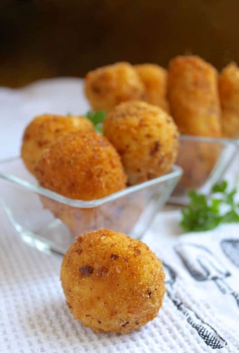 Deep Fried Mashed Potatoes, Fried Potato Balls, Potato Croquette Recipe, Fried Mashed Potatoes, Mashed Potato Balls, Deep Fried Potatoes, Potatoes Crispy, Croquettes Recipe, Potato Croquettes