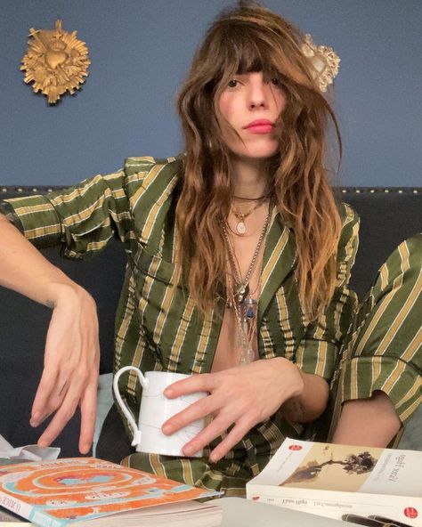 Lou Doillon ☕ on Instagram: “Today Live number 30 📻  Hand in Hand 🖐” Suki Waterhouse Shag Haircut, 70s French Hair, Lou Doillon Hair, Suki Waterhouse Straight Hair, Lou Doillon Style, Francoise Hardy Hair Bangs, Lou Douillon, 70s Hair, Lou Doillon