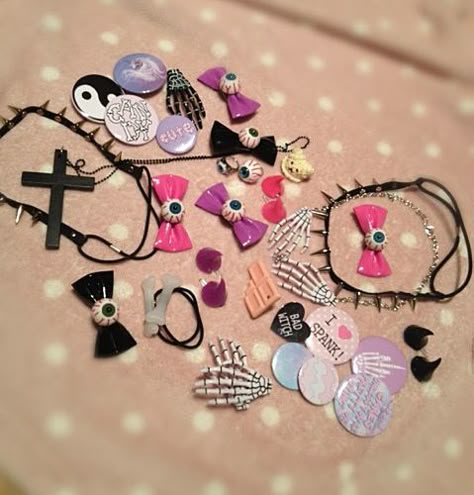 Pastel goth accesories Pastel Goth Hair Clips, Pastel Goth Diy, Mode Pastel, Creepy Cute Fashion, Pastel Goth Aesthetic, Goth Accessories, Pastel Goth Fashion, Pastel Grunge, Yami Kawaii