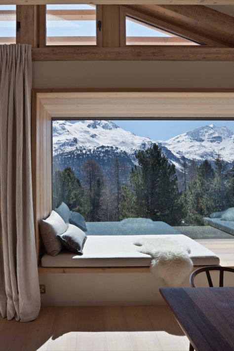 "For me, a chalet is a harmonious combination of natural materials and the mountain environment. I like it when architecture, interiors and the surrounding nature enter into a dialogue and create a sense of place".   Chalet Engadina, Switzerland, 2015. Architecture and interiors by Matteo Thun & Partners. Modern Mountain Cabin, Dream House Modern, Modern Mountain House, Modern Mountain, Top Interior Designers, New Home Designs, Winter House, Residential Interior, Interior Design Tips