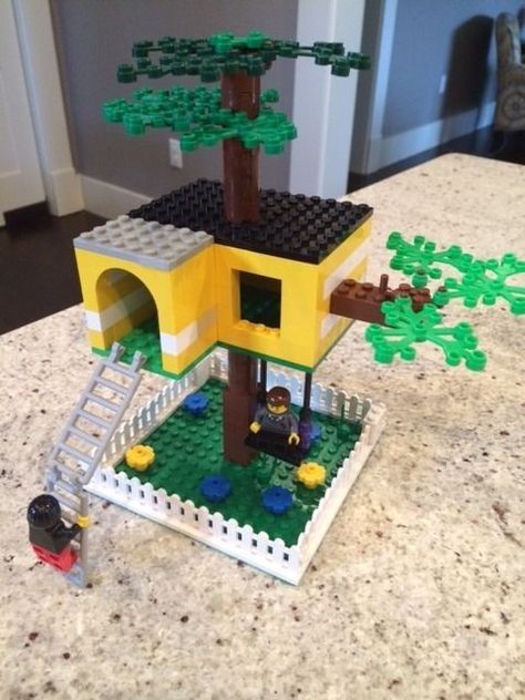 Lego Treehouse, Lego Tree House, Lego School, Lego Letters, Lego Diy Crafts, Lego Tree, Easy Lego Creations, Lego Building Ideas, Lego Challenge