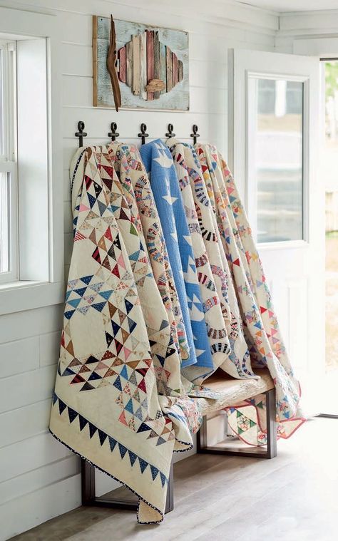 Quilt Display Ideas, Decorating With Quilts, Quilt Display Racks, Quilt Shop Displays, Display Quilts, Quilt Racks, Quilt Decor, Quilt Room, Weekly Journal