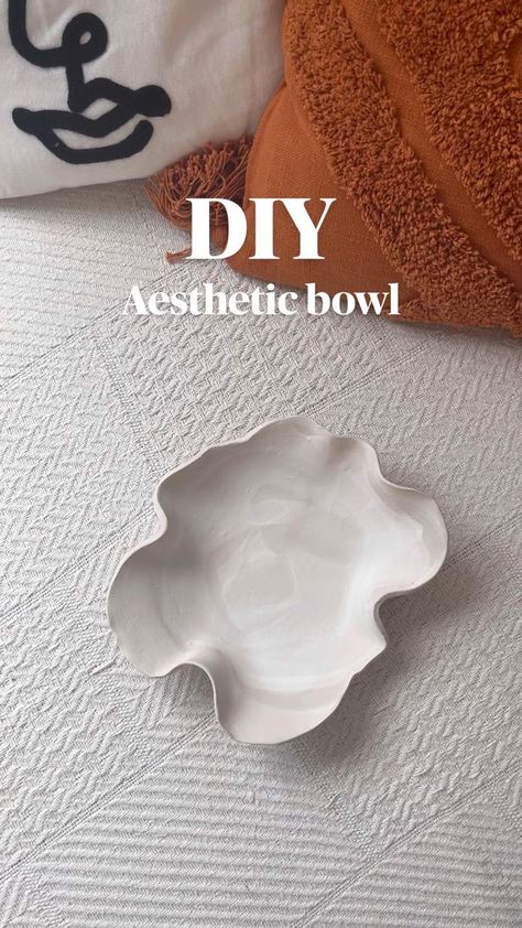 Aesthetic Diy Crafts Easy Air Dry Clay, Air Dry Clay House Decor, Easy Clay Tutorials, Ceramic Ideas For Beginners, Clay Art Bowl, Clay Art Beginners, Das Clay Ideas Tutorials, Diy Key Bowl, Diy With Clay Ideas