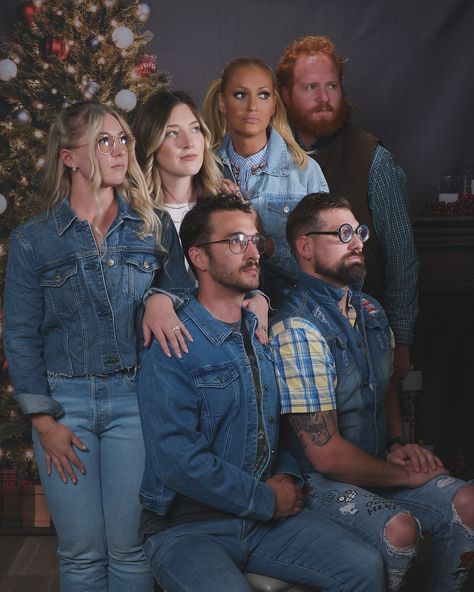 70s JCPenney vibes Family Portraits Funny, Cheesy Family Portraits, Funny Holiday Photoshoot Family, Jcpenney Christmas Photos, Funny Staff Photos, Jcpenney Family Pictures, Awkward Holiday Family Photos, Family Photo Theme Ideas, Awkward Family Photos Jcpenny