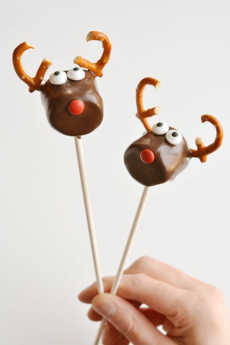 Chocolate Covered Marshmallow Reindeer Simple Christmas Food, Marshmallow Reindeer, Marshmallow Pops Recipe, Chocolate Covered Marshmallow, Christmas Food Treats, Magic Reindeer Food, Easy Christmas Treats, Chocolate Covered Marshmallows, Marshmallow Treats