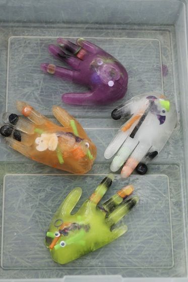 Halloween surprises in frozen water-filled gloves - freeze goodies and water in gloves; carefully cut and remove glove without snapping off fingers.  Kids "surgically" remove fun items using pate knives, coloured salt, syringes and coloured water.  Awesome! Vetenskapliga Experiment, Happy Hooligans, Halloween Infantil, Halloween Sensory, Halloween Science, Nursery Activities, Halloween Preschool, Haunted Halloween, Halloween Crafts For Kids