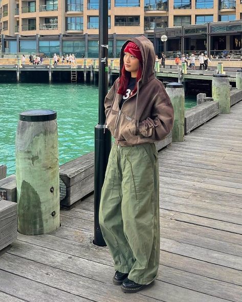 Street girl color : Brown & Khaki 🪴 How about her color? 📸 @fknjeanius 🇦🇺 🧢Hat : arc’teryx 👔Top : gamble world wide 👖Bottom : neidless 👞Shoes : dr.martens ✨ Let’s focus on the brown & khaki color combo for a moment ▫️Hoodie & Pants Wearing the “Gamble Worldwide” brown washed zipped hoodie and “Neidless” khaki baggy pants, I created today’s color combination, giving off a cozy yet unique vibe ▫️Beanie & Boots Adding the “Arc’teryx” wine beanie to elevate today’s outfit atmosphere, and ... Streetwear Boots Outfit, Khaki Shoes Outfit, Brown Streetwear Outfit, Brown Hoodie Outfit, Brown Streetwear, Street Girl, Hoodie Pants, Brown Hoodie, Outfits Streetwear