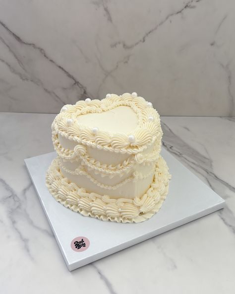 All white vintage heart cake, vintage wedding cake inspo, elegant cake inspo Bday Cakes Vintage, White Cakes Aesthetic, White Vintage Birthday Cake, White Heart Cake Aesthetic, Victorian Heart Cake, White Love Heart Cake, Vintage Style Heart Cake, White Lambeth Cake, All White Vintage Cake