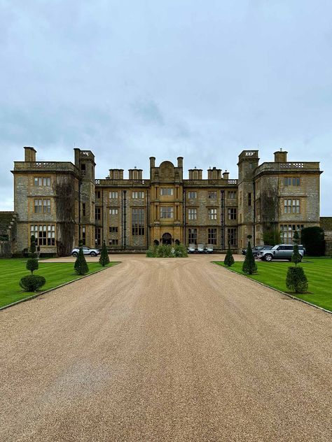 estelle manor entrance English Manor House Aesthetic, English Countryside Mansion, Estelle Manor Oxfordshire, English Estates Manor Houses, Manor Entrance, Estelle Manor, Manor Aesthetic, Family Manor, Old English Manor