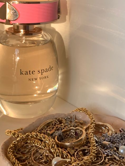 Kate Spade Perfume, Rich And Classy, Perfume Aesthetic, Aesthetic Gold, Perfume Display, Jewellery Art, Classy Aesthetic, Beauty Ideas, Smell Good