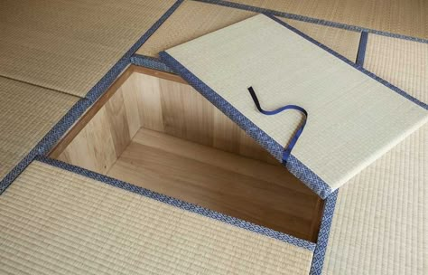 Room Architecture, Japanese Tatami, Casa Hobbit, Tatami Room, Japanese Home Design, Japanese Style House, Traditional Windows, Traditional Japanese House, Japanese Interiors