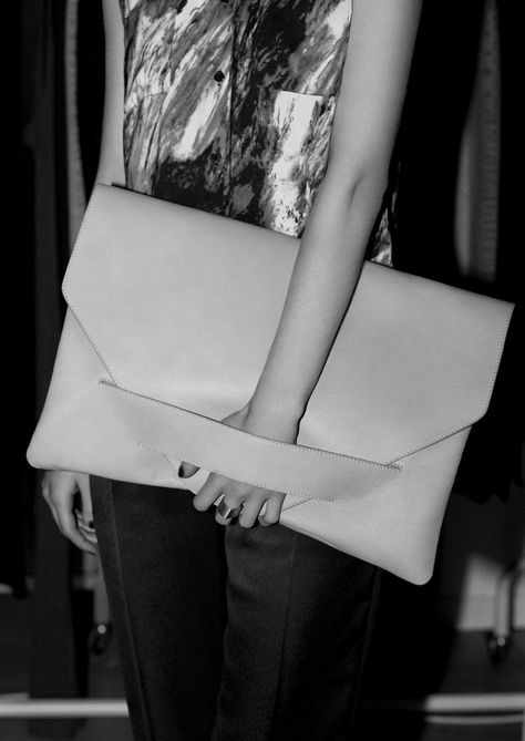 Best Leather Wallet, Oversized Clutch, White Clutch, Handbag Heaven, Envelope Bag, Leather Projects, Leather Diy, Beautiful Bags, Leather Clutch