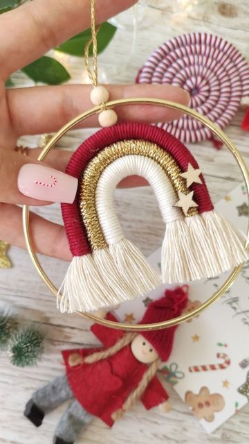 Easy Christmas Macrame Ideas, Easy Macrame Christmas Ornaments, Rainbow Macrame Tutorial, Yarn Rainbow Diy, Macrame Christmas Bauble, Rainbow Christmas Ornaments, Macrame Rainbow Diy, Macrame Rainbow Christmas, Macrame Rainbow Ornament