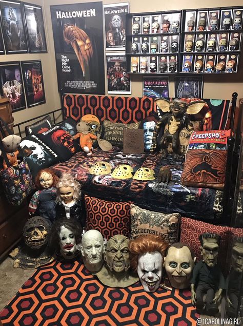 Horror Bedroom Ideas, Horror Room Ideas, Horror Bedroom, Horror Movie Room, Movie Bedroom, Hellboy Tattoo, Horror Room, Gothic Decor Bedroom, Halloween Bedroom Decor