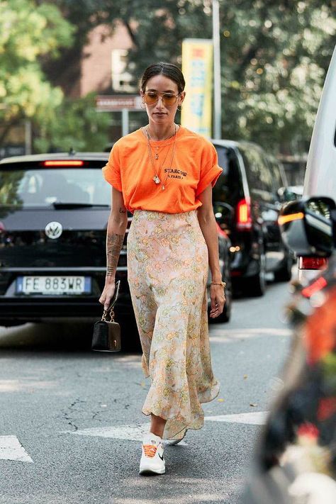 9aa42b31882ec039965f3c4923ce901bdesc49445195ri Fashion Weeks, Mode Coachella, Milan Fashion Week Street Style, Neon Fashion, Looks Street Style, Mode Ootd, Milan Fashion Weeks, Mode Inspo, Fashion Week Street Style