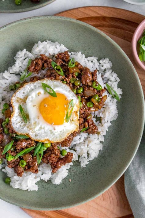 Quick, easy, and healthy, this simple Ground Beef and Eggs Bowl is going to be your new favourite. This easy recipe transforms a handful of pantry staples into a quick weeknight dinner or meal prep. Ground Beef And Eggs, Beef And Eggs, Egg Rice, Ground Beef Rice, Beef Rice, Chinese Recipe, Beef Bowls, Rice Bowls Recipes, Dinner With Ground Beef