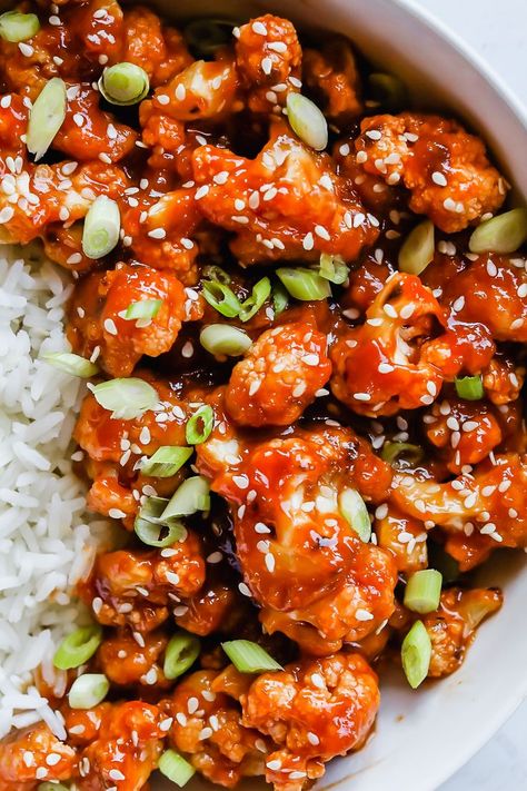 sweet and sour cauliflower Sweet Sour Cauliflower, Cauliflower Sweet And Sour, Vegan Sweet And Sour Sauce, Easy Healthy Vegan Dinner, Cauliflower Noodles, Sweet And Sour Cauliflower, Baked Cauliflower Recipe, Sweet Sour Sauce, Healthy Vegan Dinner