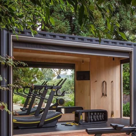 6,310 likes, 145 comments - technogym on November 30, 2022: "Feels like home. "Gym in a Box" is what Technogym and Alexander Design have envisioned for you an..." Home Gym Rooftop, Gym Outdoor Design, Patio Home Gym, Outdoor Weight Gym, Modern Outdoor Storage, Compact Gym, Technogym Home Gym, Mini Gym At Home Ideas, Gym Bench