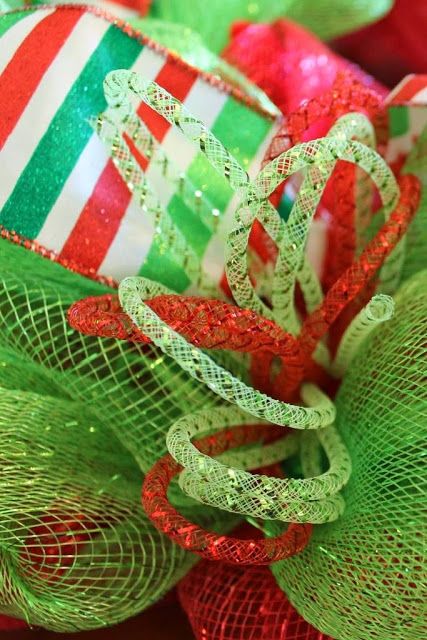 how to use mesh tube Deco Mesh Garland, Deco Mesh Crafts, Mesh Ribbon Wreaths, Christmas Mesh Wreath, Homemade Wreaths, Wreath Project, Deco Mesh Christmas Wreaths, Deco Wreaths, Christmas Mesh Wreaths