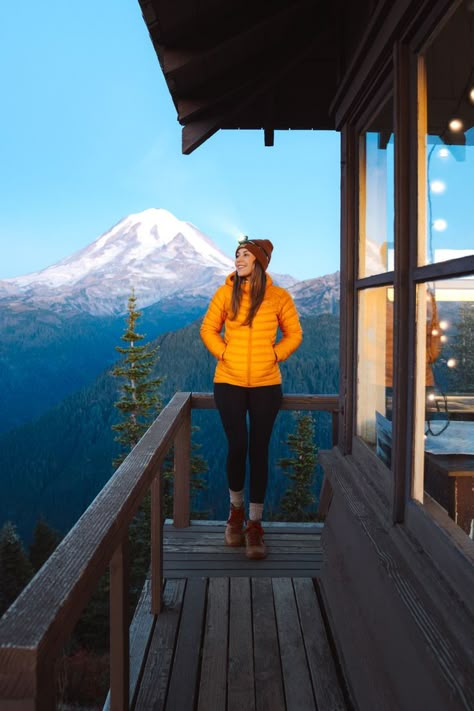 A woman hiking at night in the dark to catch the sunset or the sunrise at the mountain top. Linked to a hiking guide called Best Tips For Night Hiking - Facing Your Fears and Hiking Prepared in the Dark. Renee Roaming, Beginner Backpacking, Winter Hiking Outfit, Fall Hiking Outfit, Wander Outfit, Hiking Outfit Ideas, Facing Your Fears, Beginner Hiking, Hiking Girl