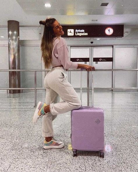 Aesthetic & Trendy Airport Outfits Inspo Airport Outfits For Women, Airport Outfit Aesthetic, Trendy Airport Outfits, Ootd Airport, Travel Outfit Plane Cold To Warm, Casual Airport Outfit, Photo Avion, Airport Travel Outfits, Photo New York