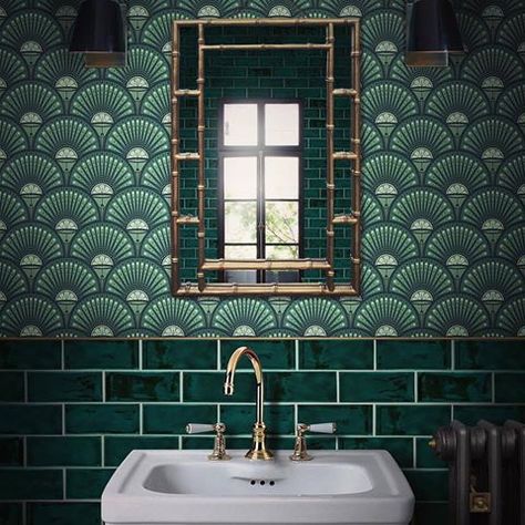 Chairish (@chairishco) • Instagram photos and videos Bathroom Stand, Mad About The House, Deco Bathroom, Bold Wallpaper, Hybrid Design, Green Theme, Green Tile, Soho House, Green Bathroom