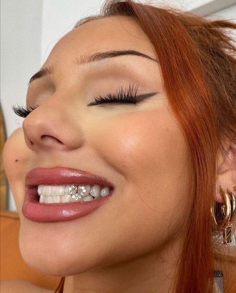 Heart Grillz, Gems Aesthetic, Girl Grillz, Dark Smokey Eye Makeup, Pretty Teeth, Dental Jewelry, Dark Smokey Eye, Grillz Teeth, Diamond Teeth