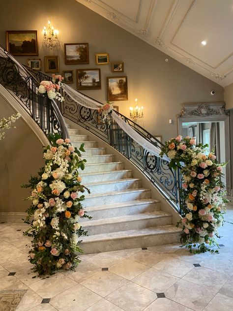 Stair Florals Wedding, Wedding Decor For Staircase, Wedding Stairs Decoration Staircases, Stairs Floral Decor Wedding, Stairs Decor Wedding, Stair Decoration Wedding, Flower Staircase Wedding, Staircase Florals Wedding, Railing Decorations For Wedding