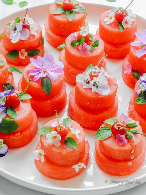 Small Watermelon Cake, Watermelon Party Food, Cake Made Out Of Fruit, Watermelon Platter, Watermelon Fruit Cake, Watermelon Appetizer, Watermelon Cakes, Watermelon Wedding, Watermelon Dessert